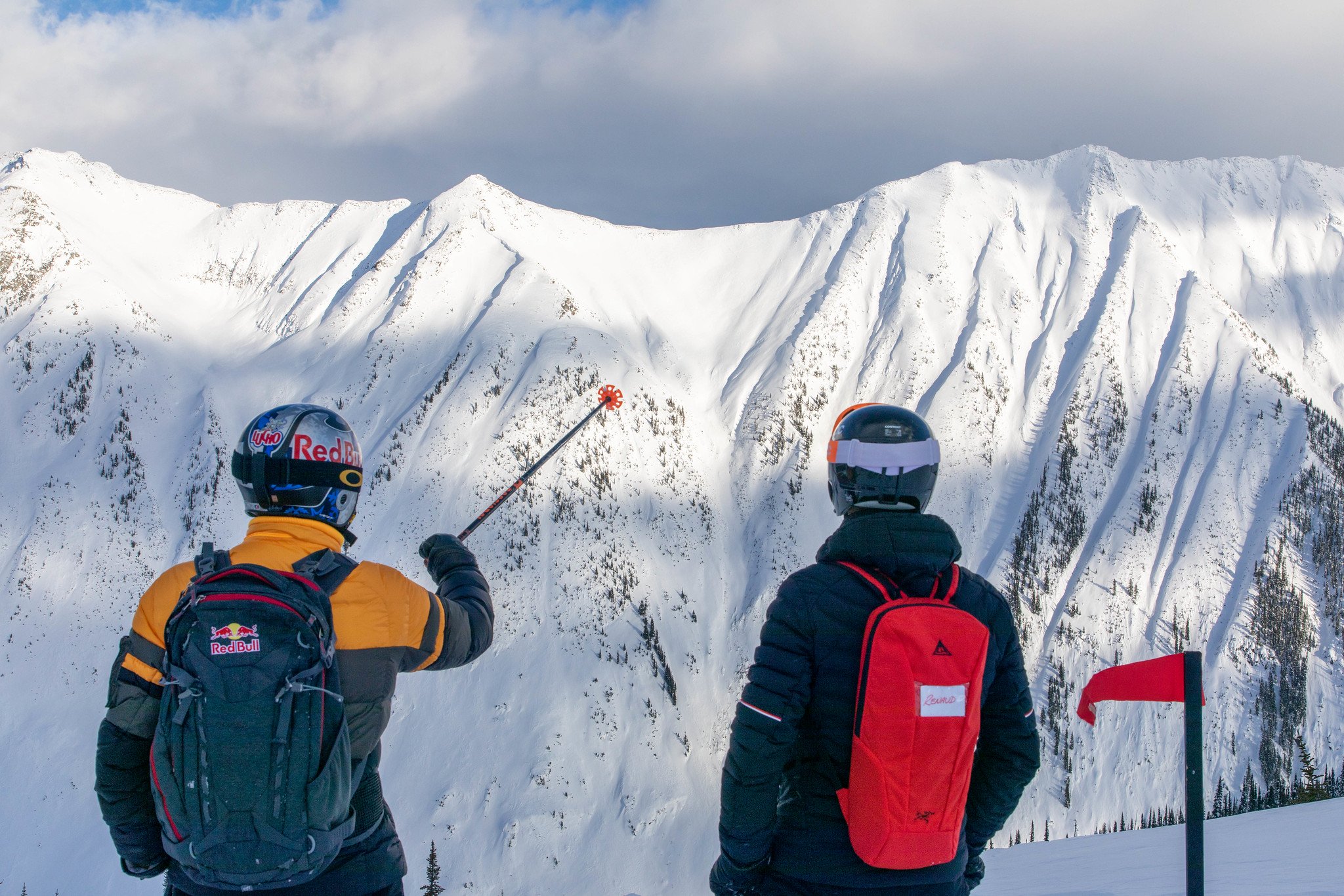 Luc Alphand qui donne des conseils a un skieur