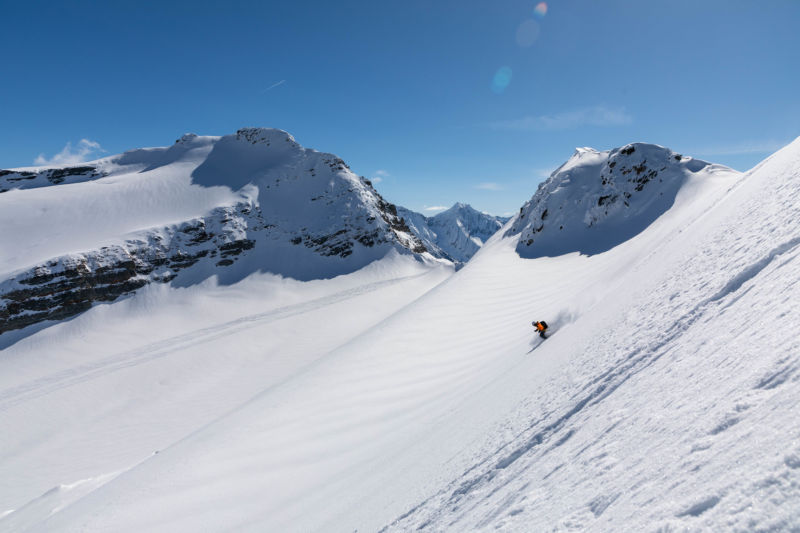 Skieur dans la montagne en descente hors piste