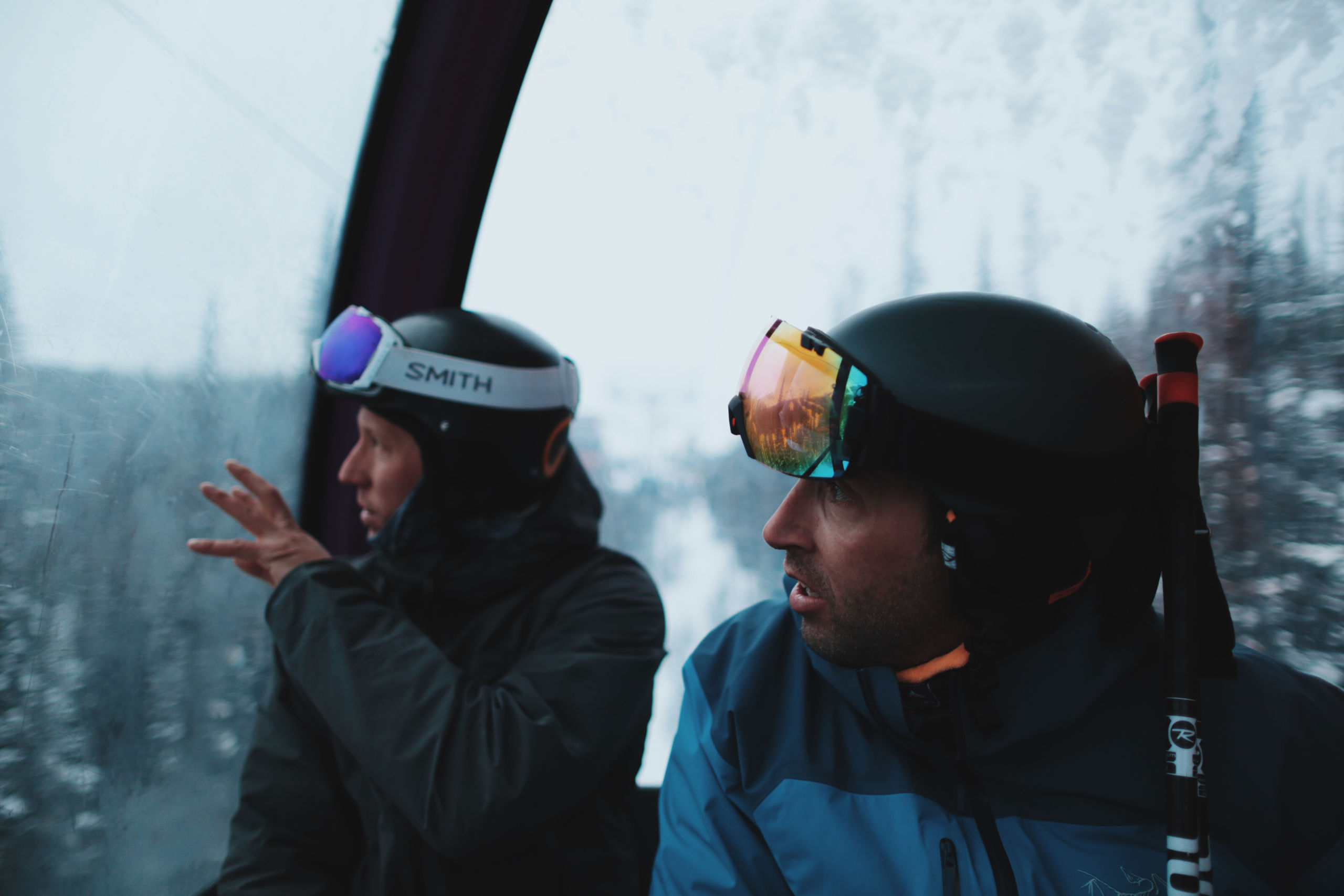 Deux hommes montant en télécabine avant de skier à Sunshine Village, dans le parc national de Banff.